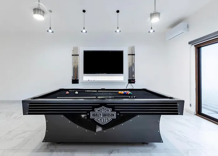 Three Bedroom Golf Pool Jacuzzi And Billiards Holiday home