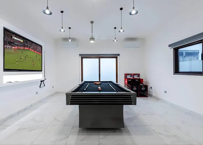 Three Bedroom Golf Pool Jacuzzi And Billiards Holiday home