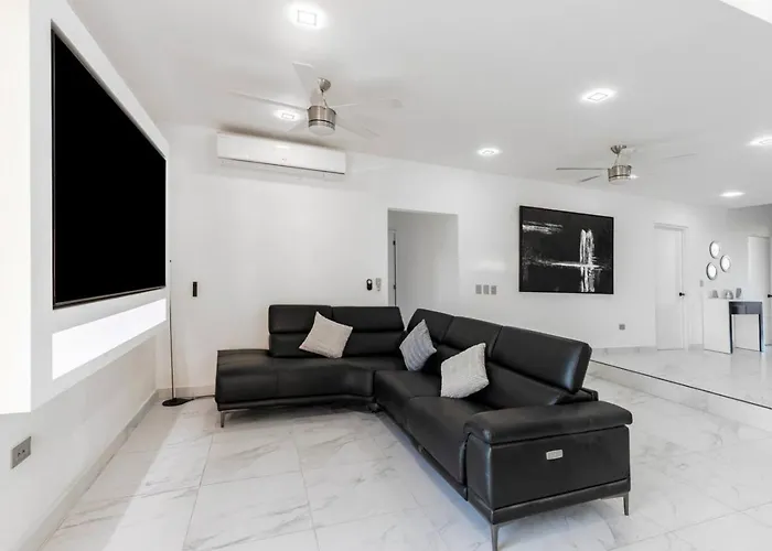 Three Bedroom Golf Pool Jacuzzi And Billiards Holiday home *